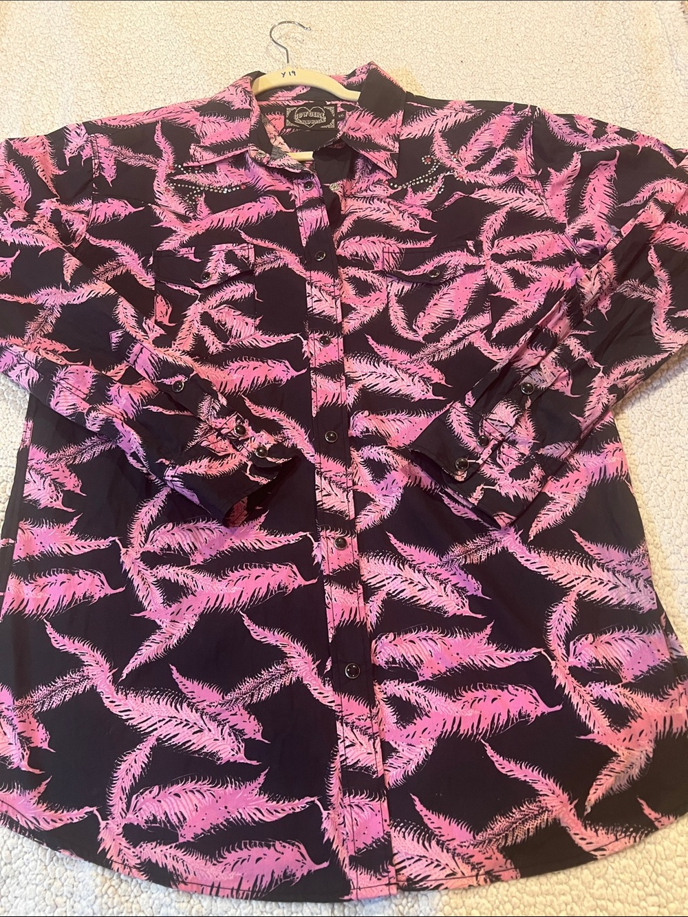 COWGIRL HARDWARE Women's Black Button-Down Shirt with Pink Feather Print